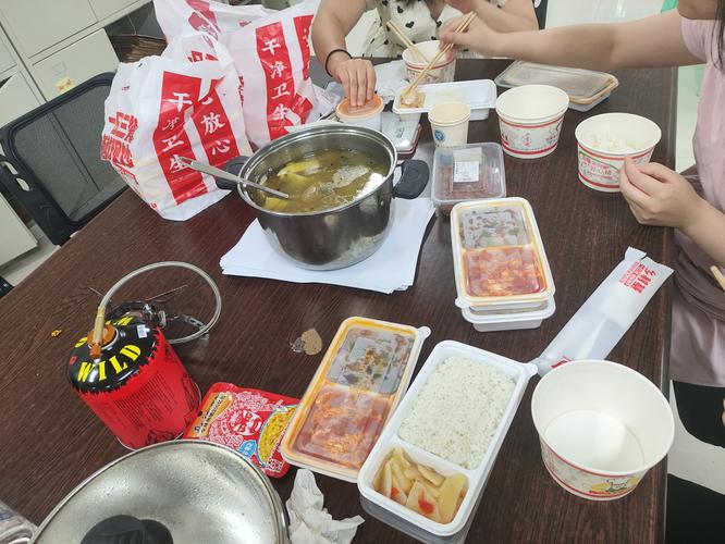 上班族办公室简易午餐带饭实拍