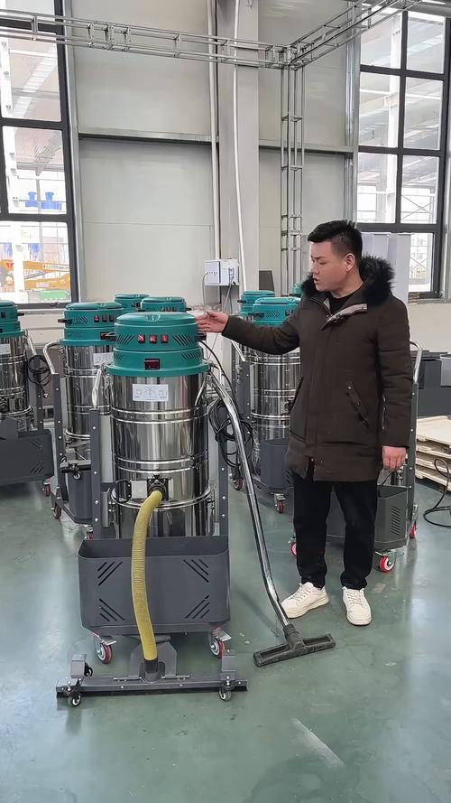 机械加工车间工业吸尘器吸金属铁屑现场