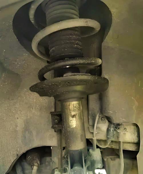 减震器漏油导致轮胎偏磨磨损实拍