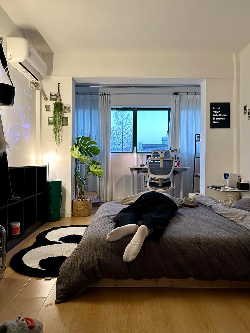 青少年整洁卧室睡眠场景图