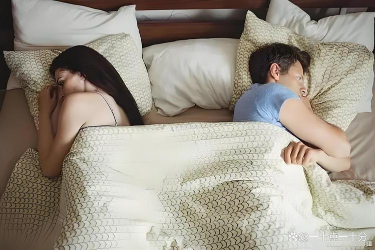 夫妻分房睡觉各自玩手机真实卧室场景
