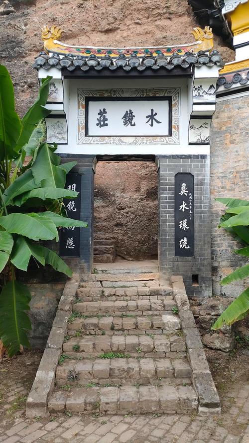 湖北南漳水镜庄天然岩洞山门遗迹