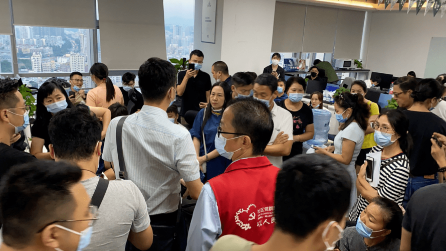 长租公寓爆雷后租客维权登记现场