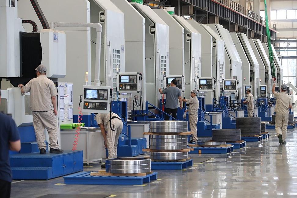 中国高铁车间工人加工精密轴承的工作场景