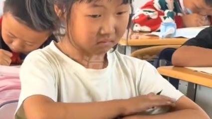 课堂上学生露出困惑表情的瞬间