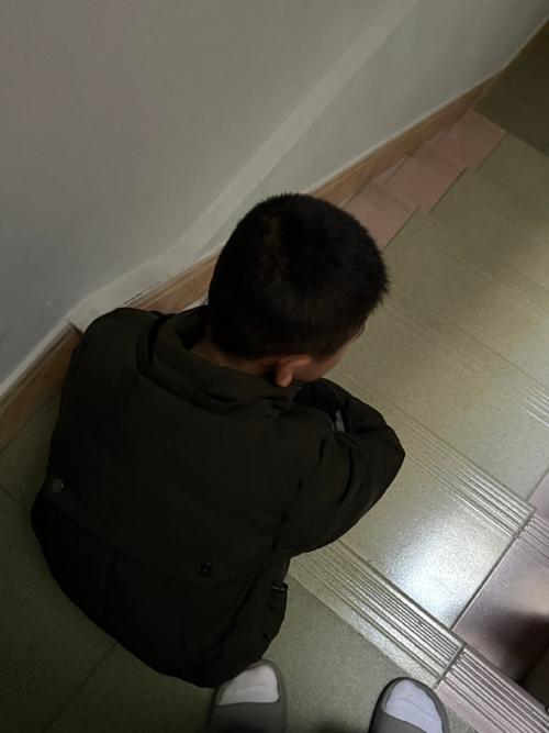 小学走廊角落蹲着的孩子背影