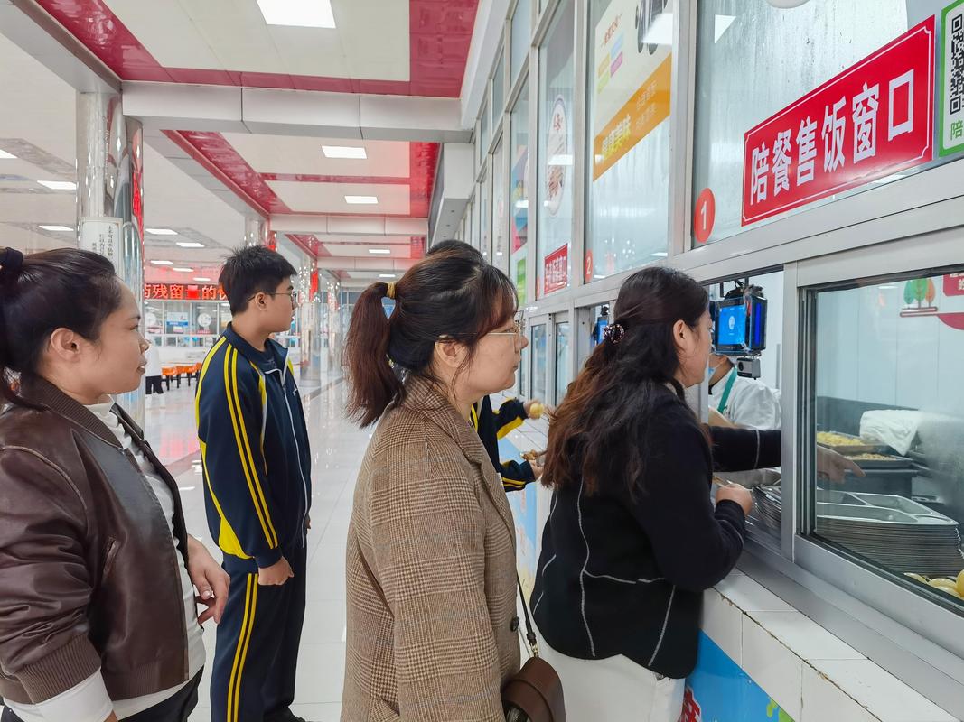 大学食堂学生排队打饭窗口