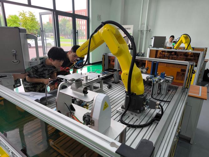 工业机器人专业联合开发教材学生实操课堂