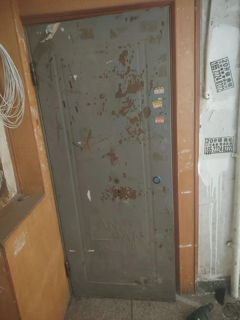 防盗门改装指纹锁前后对比图