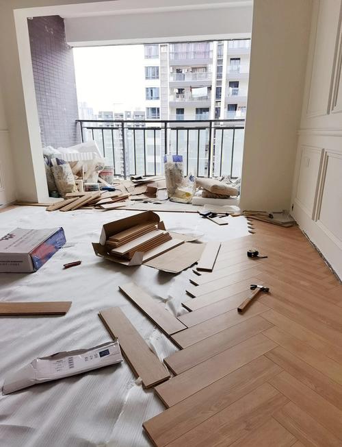 旧房翻新直接铺地板施工实拍
