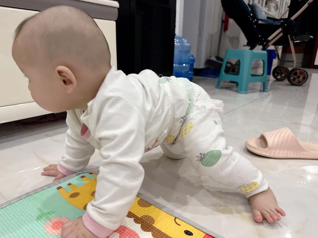 孩子第一次会爬的模糊照片留在成长相册
