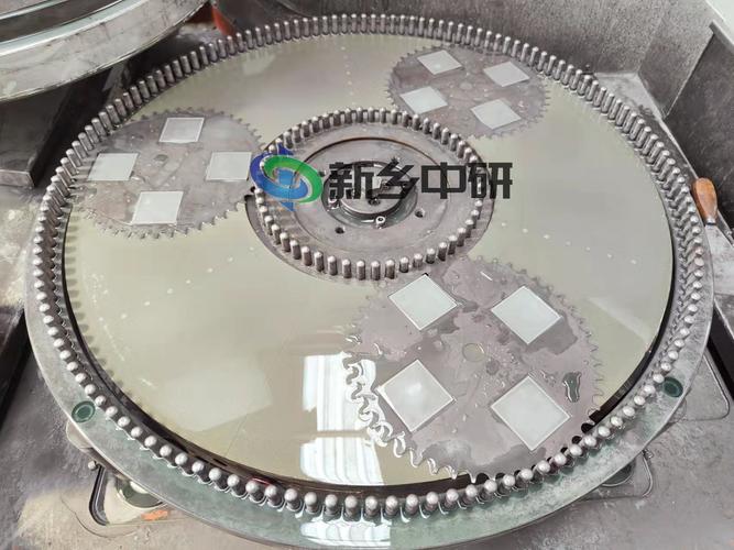 高精度双面研磨机加工出的金属零件表面特写