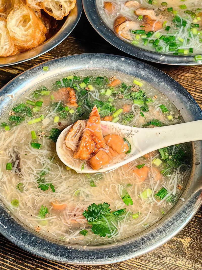 泉州现炸醋肉配骨汤面线特写