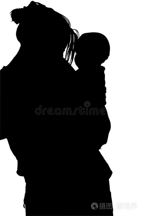 黑夜中母亲怀抱婴儿的温馨剪影