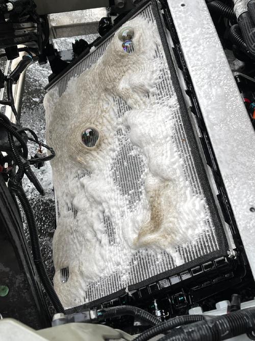 汽车冷凝器表面冷冻油附着漏点实拍