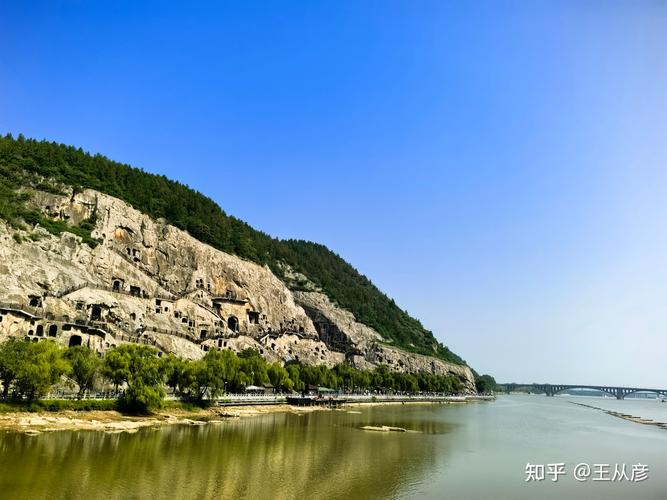 河南洛阳龙门石窟伊水远眺全景