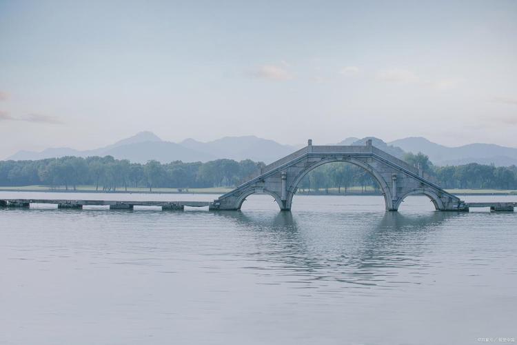 西湖石函精舍平台看断桥