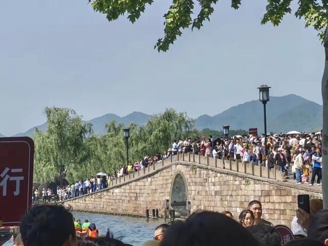 西湖白堤人群密度