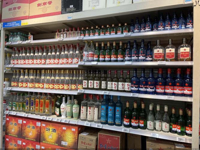 线下超市货架瓶装低度酒陈列实拍
