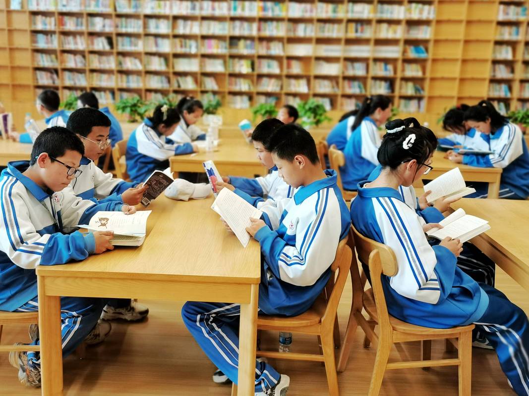 高中生图书馆假努力学习场景实拍