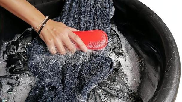 深色衣物浸泡在盐水盆中固色