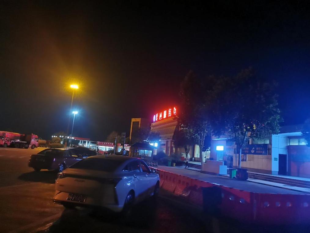 深夜高速公路服务区的灯火