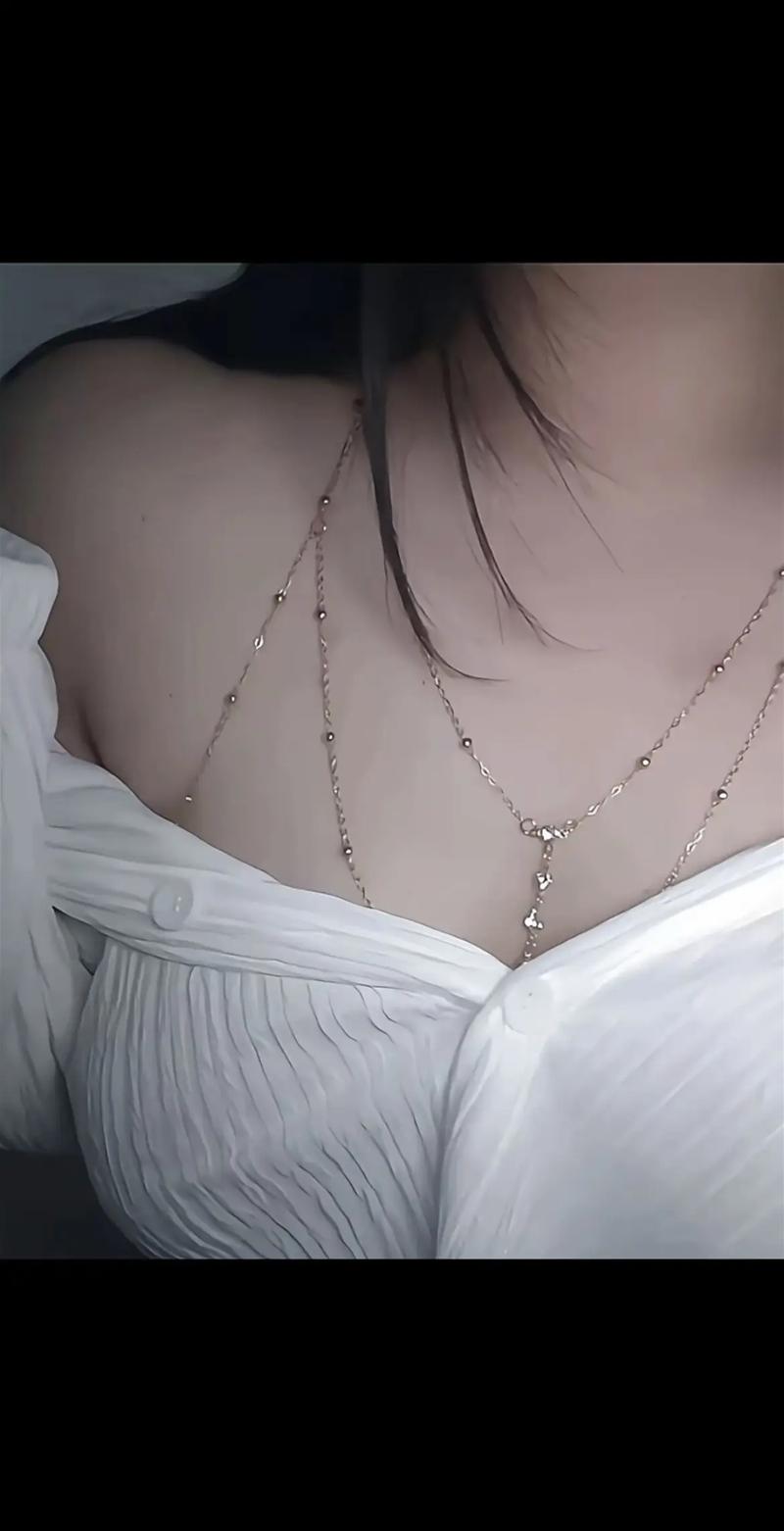 Q6：大胸妹子戴项链，是不是很多禁忌？我总觉得自己像挂了个牌子...