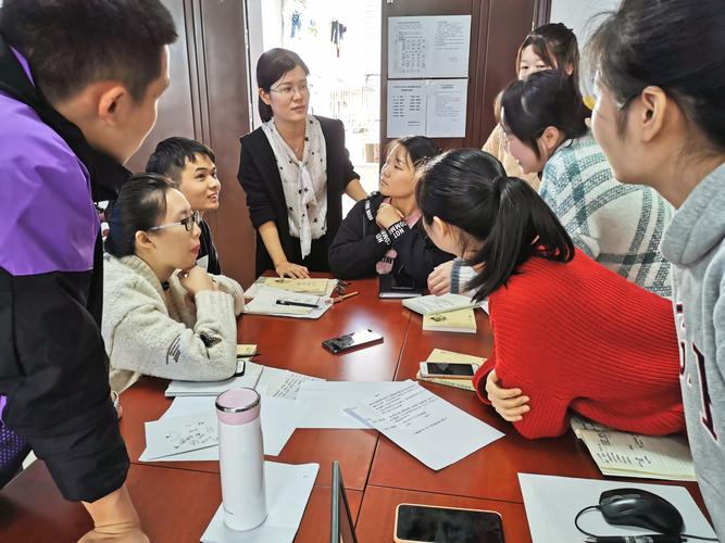 教师围坐进行集体备课热烈讨论