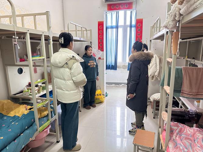 工业质检人员核查儿童寄宿家庭居住环境实拍