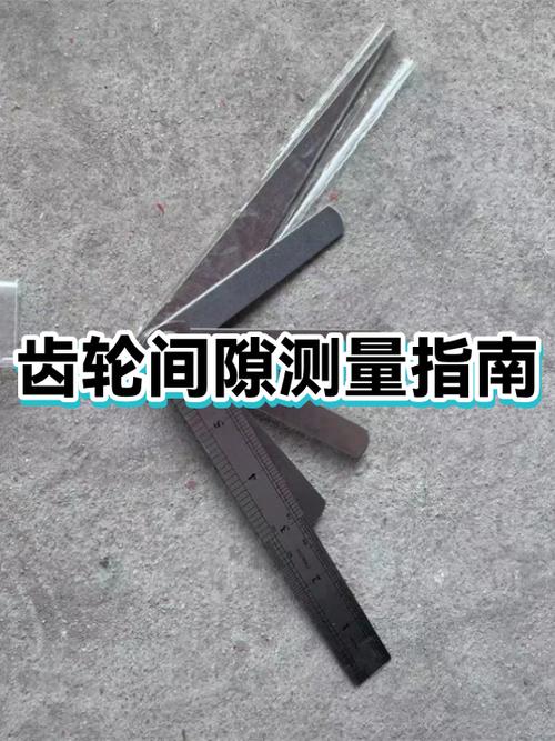维修师傅塞尺测量方向盘转角传感器齿轮间隙实拍