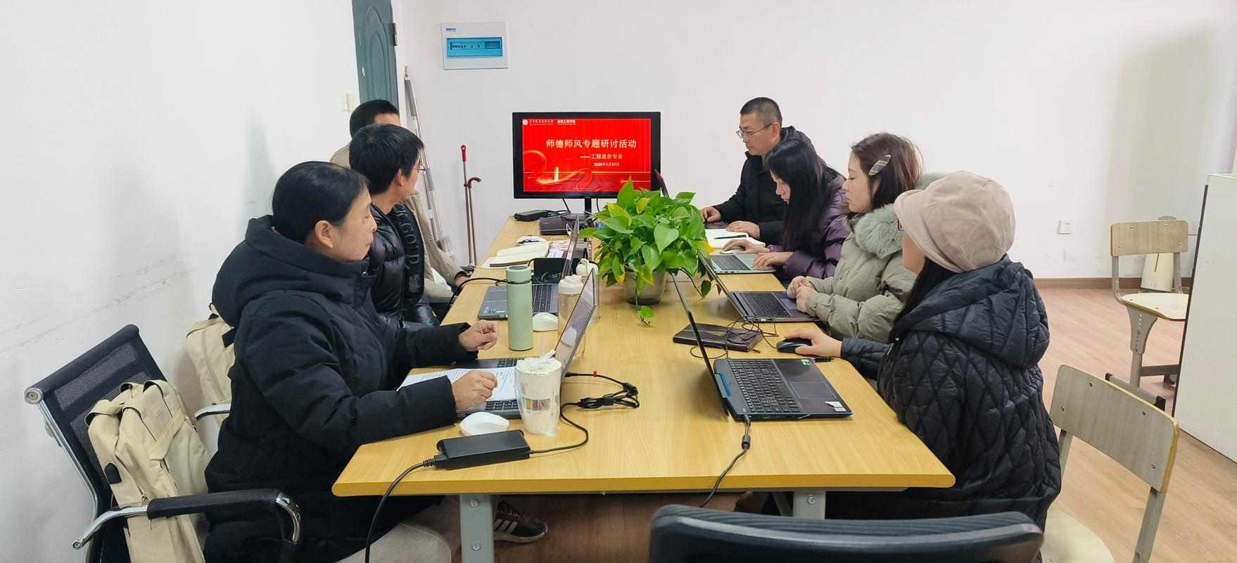 高校教授与企业工程师在会议室讨论合作细节