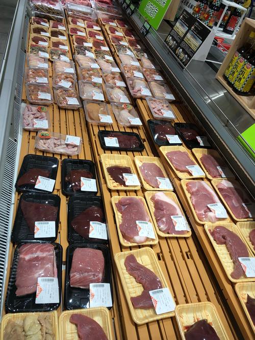 消费者在会员制仓储店冷柜区挑选大份牛排