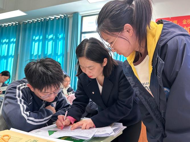 中学老师与学生互动交流