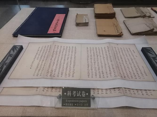 中学生书桌上摊开的古代制度史料作业