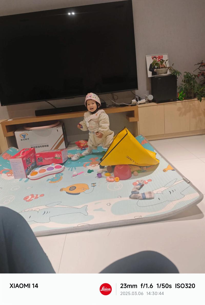幼儿在客厅地板上玩米粒感官游戏真实场景