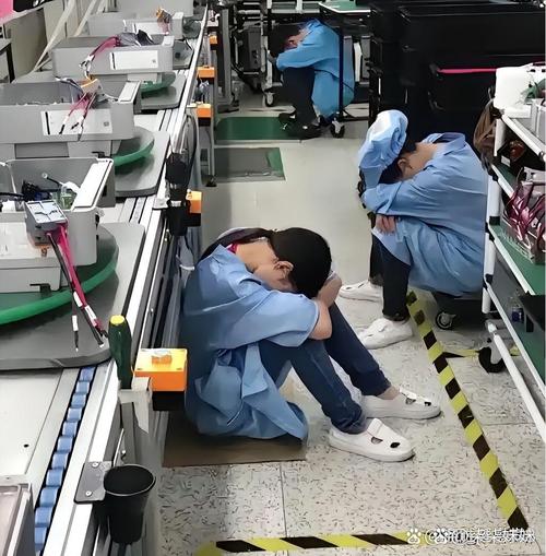 深夜工厂车间工人在生产线上操作的场景