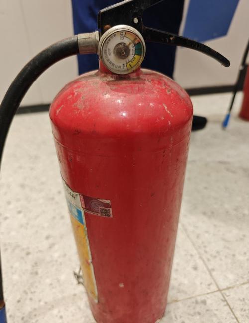 商场楼道过期失效消防灭火器实拍