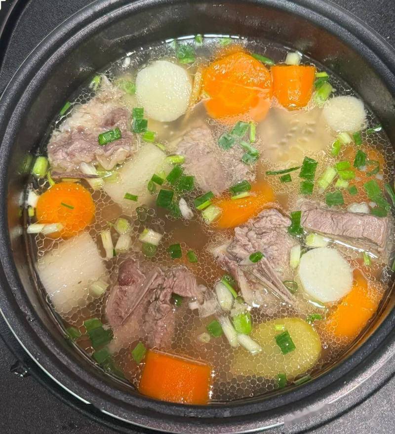 家常砂锅炖煮前食材焯水实景图