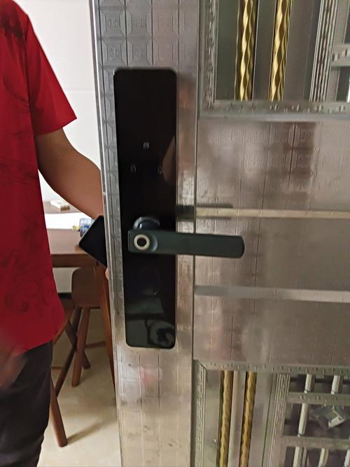 装修师傅安装指纹锁现场图