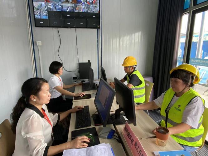 一线工人扫码查看设备操作培训视频场景