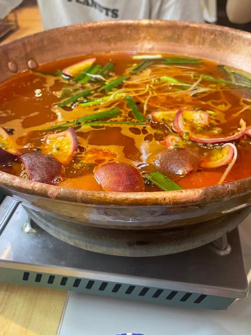 贵州酸汤火锅沸腾特写