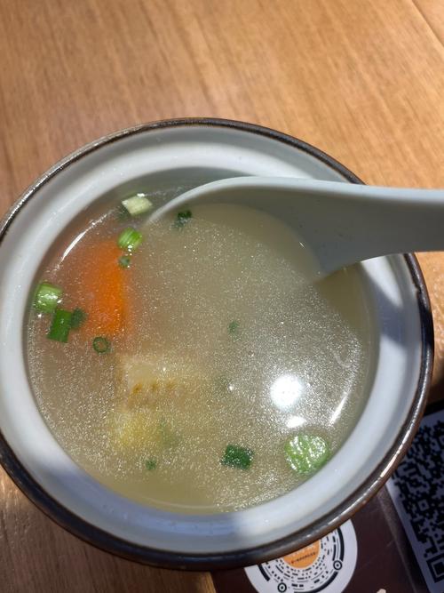 土鸡汤和勾兑汤的颜色对比