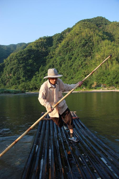 池州清溪河上撑竹篷小木船的本地船工