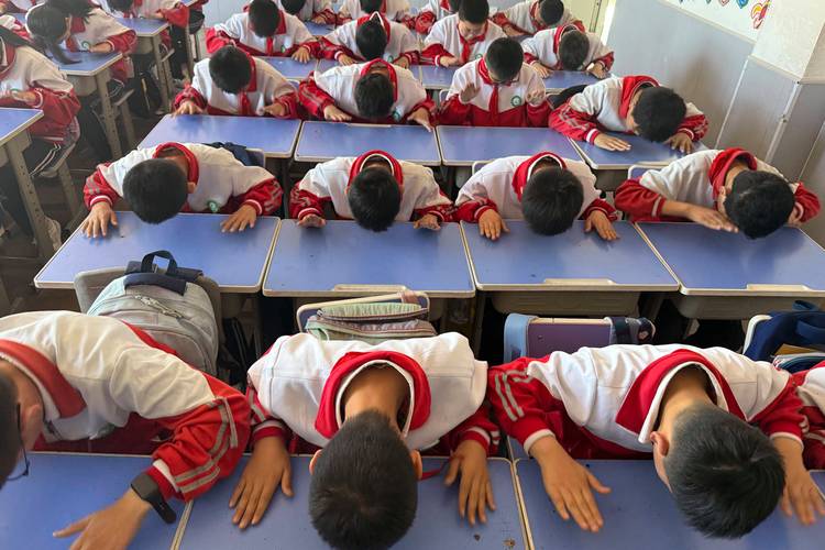 学生在教室内进行课桌舞大课间活动