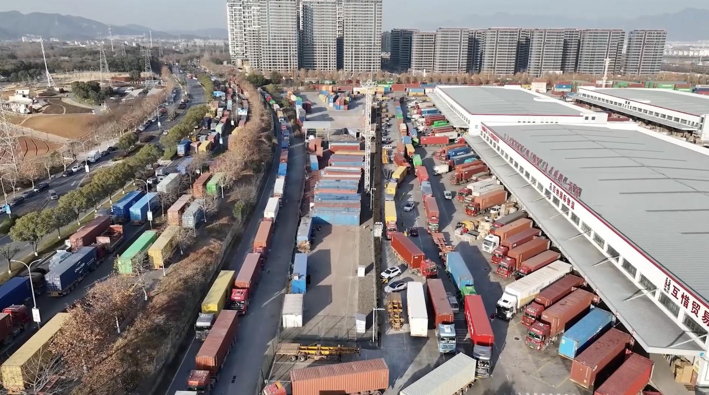 工业园区内部支路与物流卡车通行实景