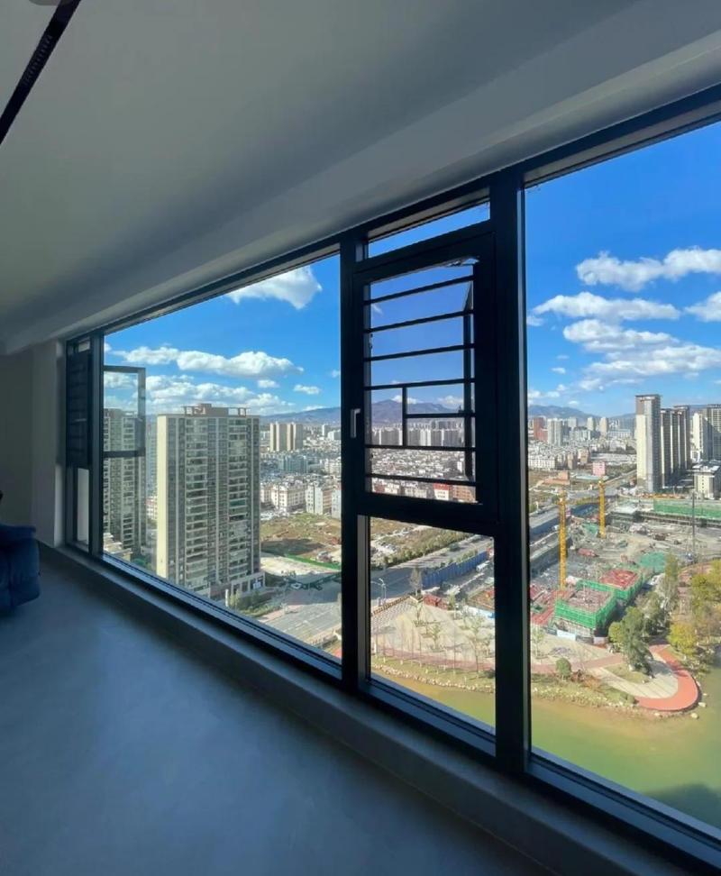 干净无痕的家用落地玻璃窗实拍