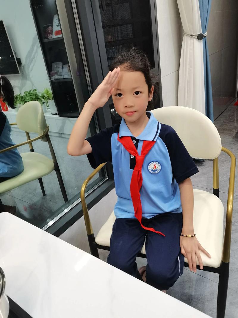 小学生认真触摸红领巾特写