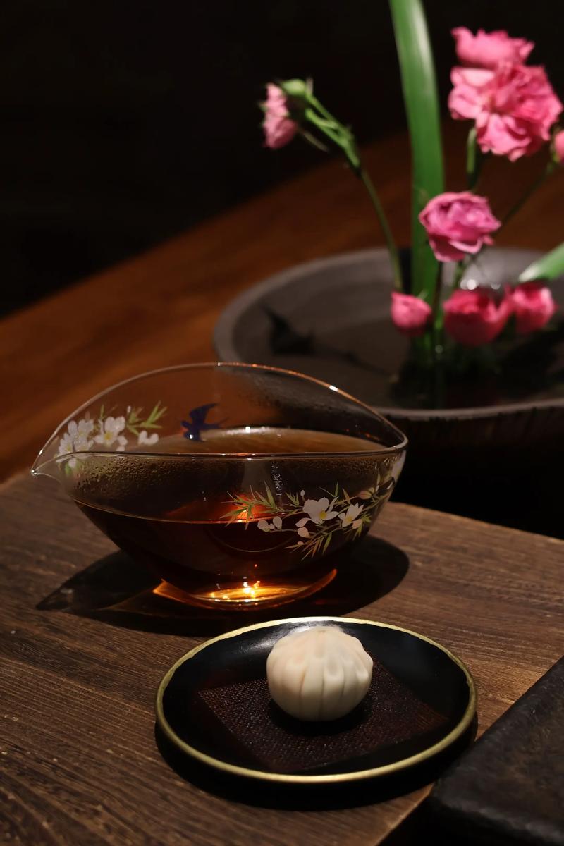 茶汤入口品鉴瞬间唇齿接触