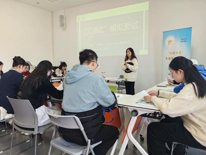 学生针对新型笔试进行能力训练场景