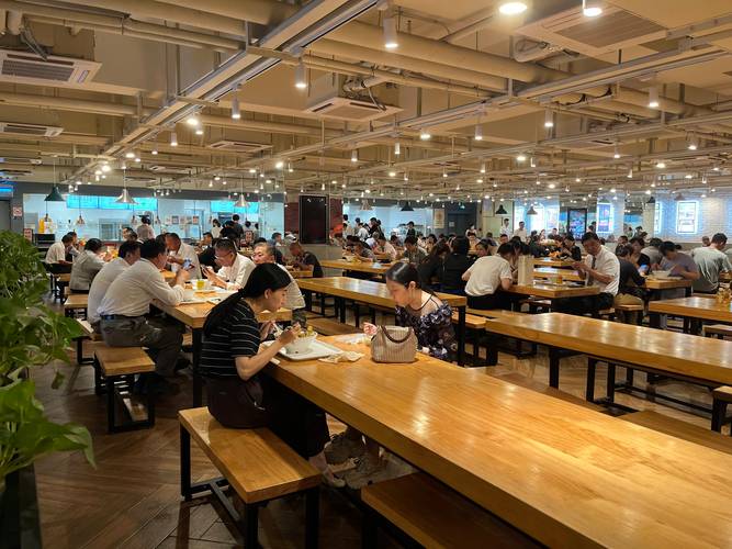 商圈餐饮门店工作日空座实拍图